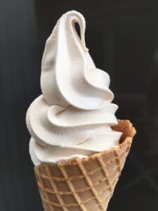 ワッフルコーンのソフトクリームの画像