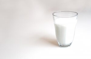 グラスに入った牛乳のシンプル画像